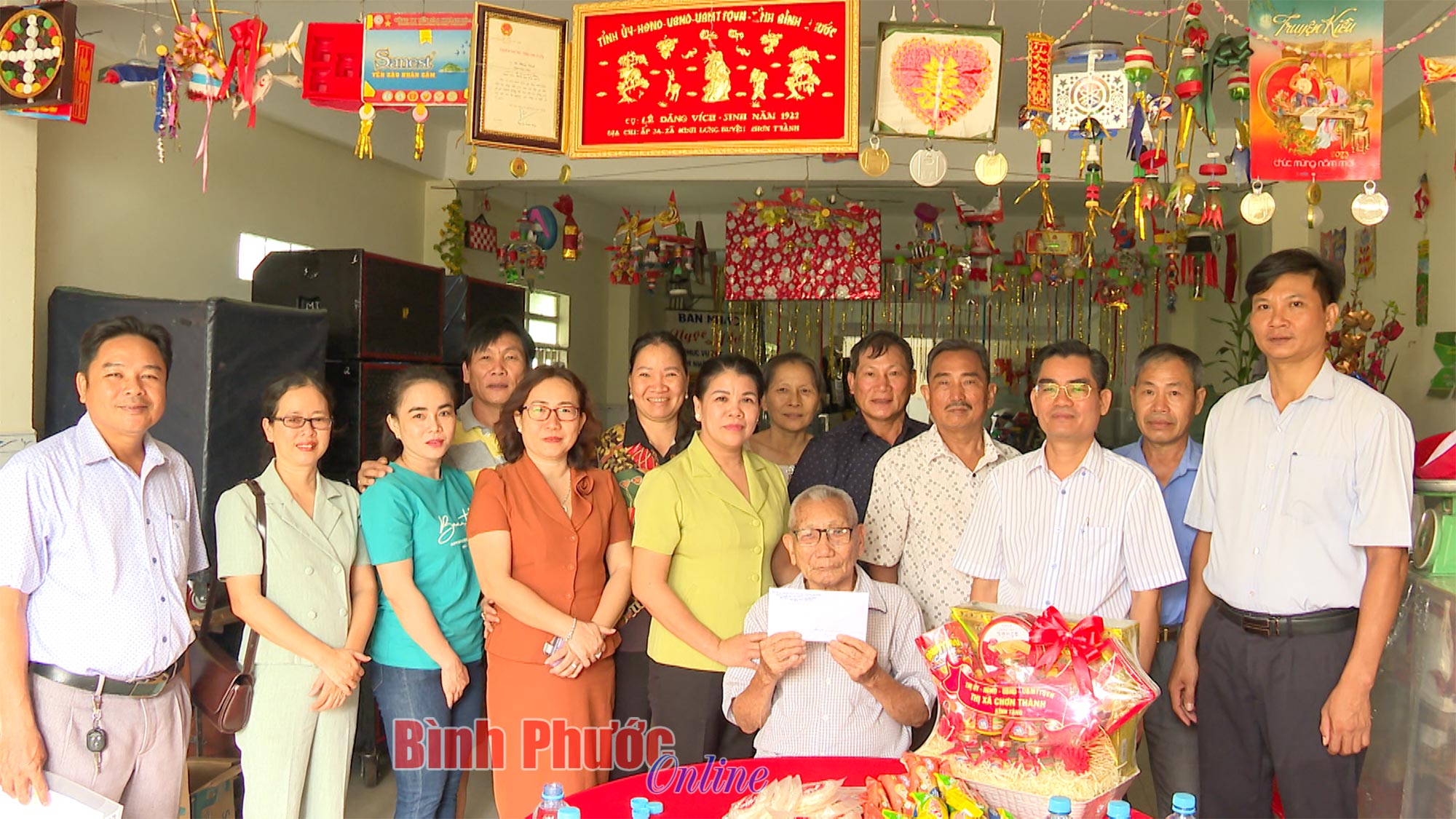 Chơn Thành thăm, chúc thọ người cao tuổi