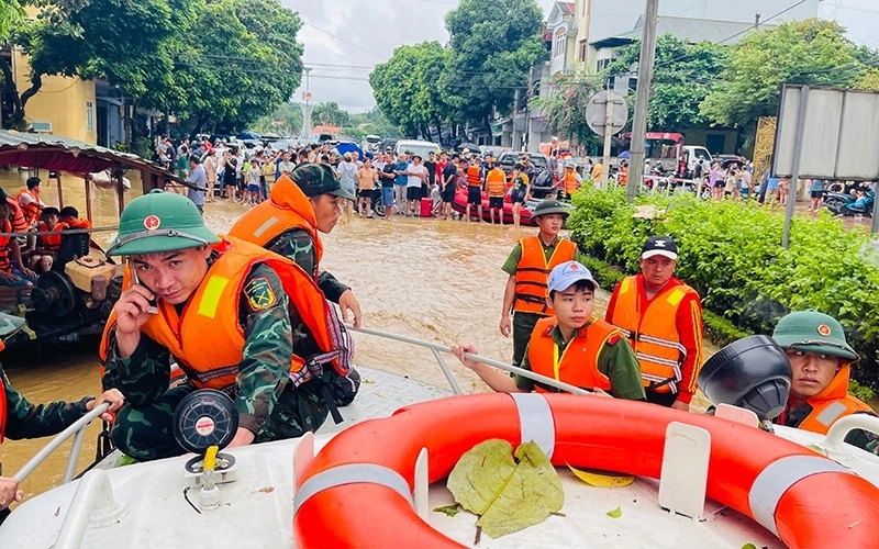 Gồng mình giữa lũ dữ, mưa to