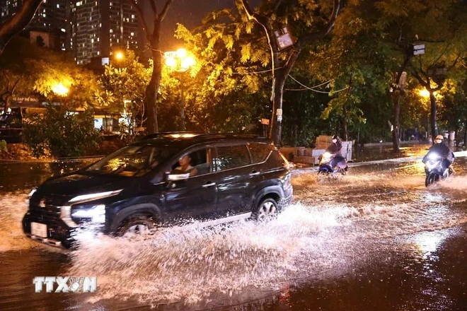 Khi lái xe trời mưa bão, tài xế nên kiểm tra tuyến đường mình đi một cách cẩn thận. (Ảnh minh họa: Minh Đức/TTXVN) ttxvn-mua-lon-ha-noi9-2787.jpg.webp