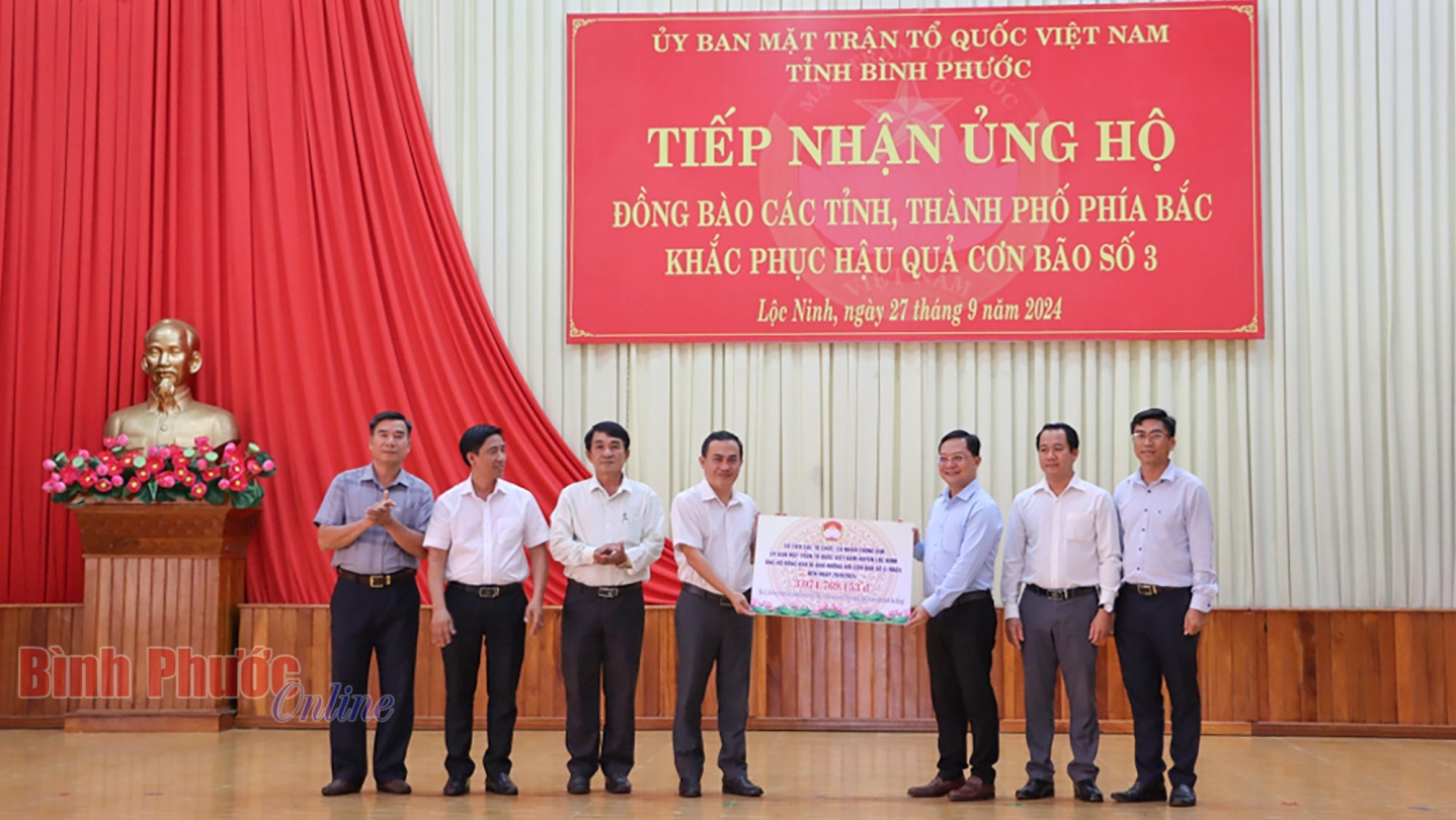 Lộc Ninh: Trao gần 3,1 tỷ đồng ủng hộ đồng bào phía Bắc