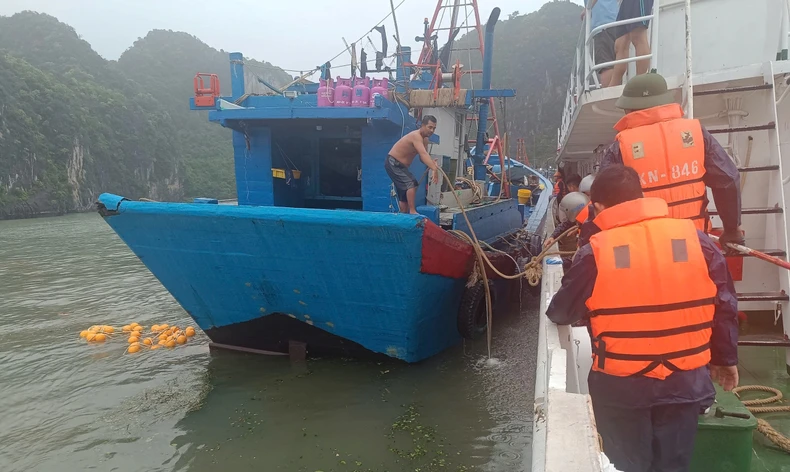 Vùng 3 Hải quân kịp thời cứu ngư dân gặp nạn trong bão số 3 ảnh 4