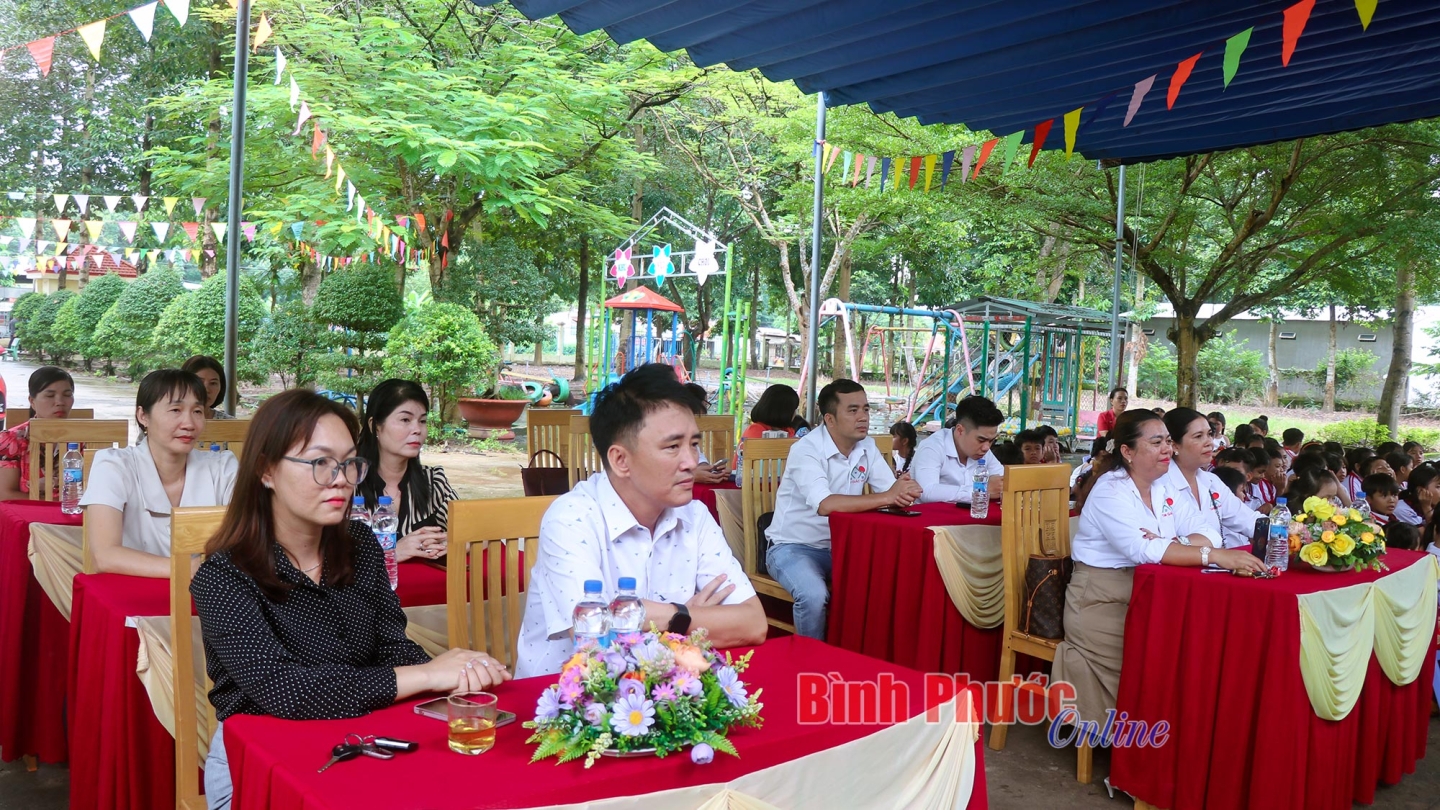 Chơn Thành: trao yêu thương đến học sinh khó khăn