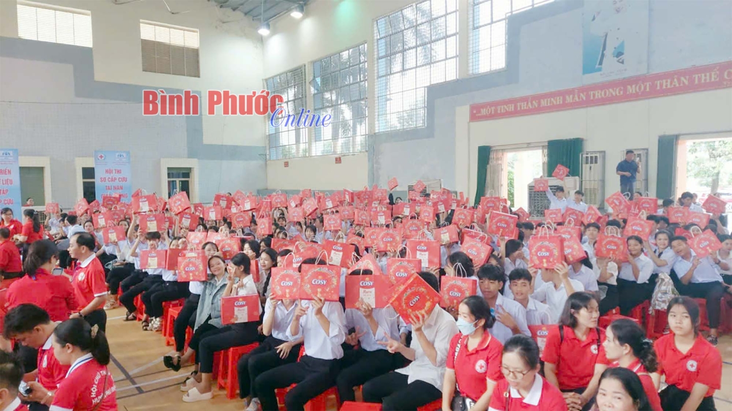 835 phần quà trao cho trẻ em có hoàn cảnh khó khăn