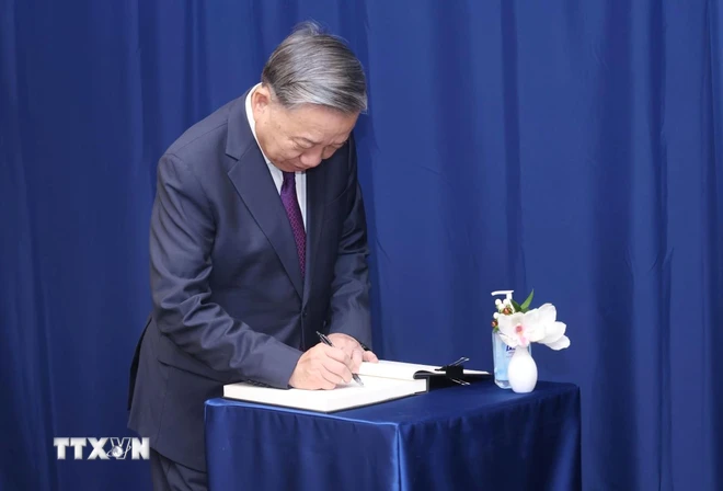 Tổng Bí thư, Chủ tịch nước Tô Lâm ghi lưu bút. (Ảnh: Lâm Khánh/TTXVN) ttxvn_tong_bi_thu_chu_tich_nuoc_to_lam_gap_lanh_dao_to_chuc_quoc_te_2509-2.jpg