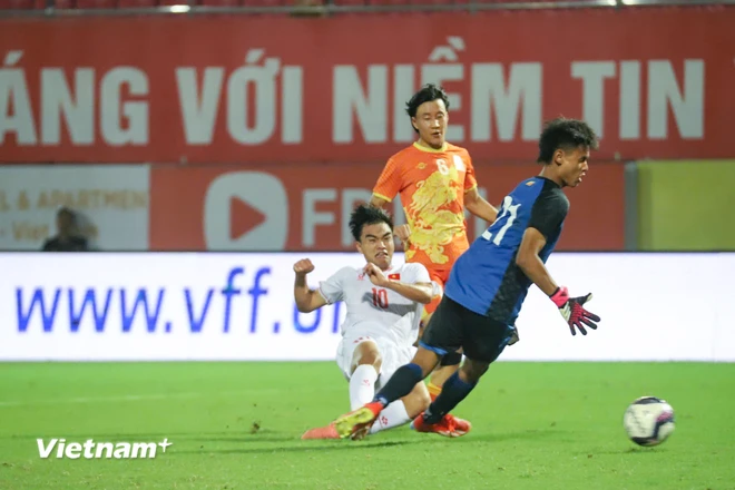 Tiền vệ Nguyễn Công Phương (số 10) ghi bàn nâng tỷ số lên 3-0 cho Đội tuyển U20 Việt Nam. (Ảnh: Việt Anh/Vietnam+) vnp_cp.png