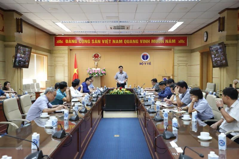 Thứ trưởng Y tế Đỗ Xuân Tuyên, Trưởng Ban Chỉ huy Phòng, chống thiên tai và Tìm kiếm cứu nạn Bộ Y tế đã chủ trì cuộc họp triển khai công tác y tế ứng phó cơn bão số 3.