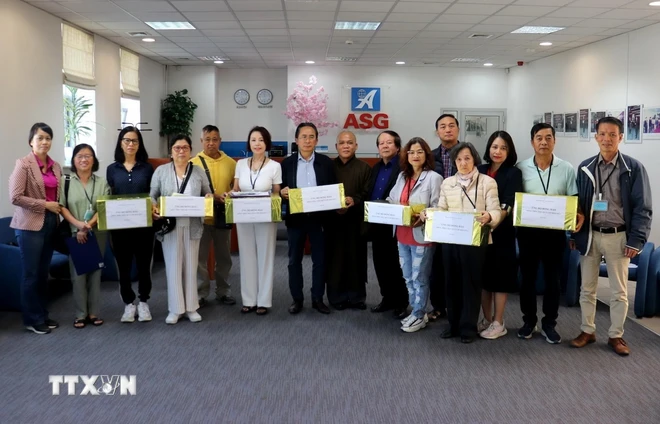 Đại sứ quán Việt Nam cùng cộng đồng người Việt Nam tại Ba Lan vận động quyên góp hỗ trợ đồng bào bị bão lũ. (Ảnh: TTXVN phát.) ttxvn-quyen_gop_ho_tro_dong_bao_bi_bao_lu2.jpg