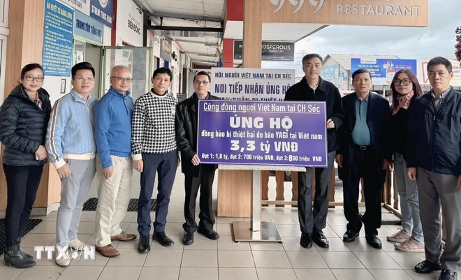 Tại Séc, sau 3 đợt quyên góp, Đại sứ quán Việt Nam cùng Liên hiệp hội người Việt Nam tại châu Âu, Hội người Việt Nam tại Séc đã vận động quyên góp được 3,3 tỷ đồng. (Ảnh: Ngọc Biên/TTXVN) ttxvn-quyen_gop_ho_tro_dong_bao_bi_bao_lu 3.jpeg