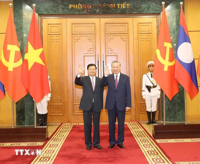 Tổng Bí thư, Chủ tịch nước Tô Lâm và Tổng Bí thư, Chủ tịch nước Lào Thongloun Sisoulith chụp ảnh chung trước khi hội đàm. (Ảnh: Trí Dũng/TTXVN) TTXVN_1009Tongbithuhoidam2.jpg