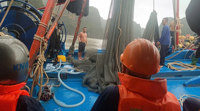 Vùng 3 Hải quân kịp thời cứu ngư dân gặp nạn trong bão số 3 ảnh 5