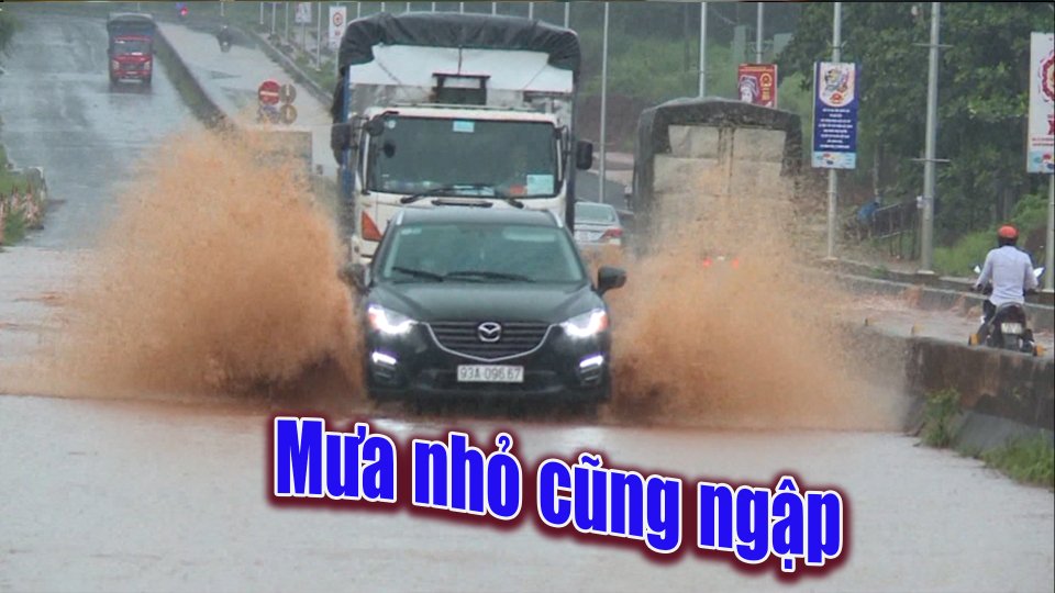 Bản tin 100 độ 26-8-2021|Đoạn đường qua Trung tâm hành chính huyện Phú Riềng ngập nặng vì cơn mưa nhỏ