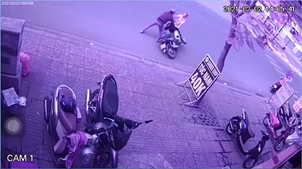 Bản tin 100 độ: Cô gái lao ra đường chặn đầu, kẻ trộm vứt xe bỏ chạy