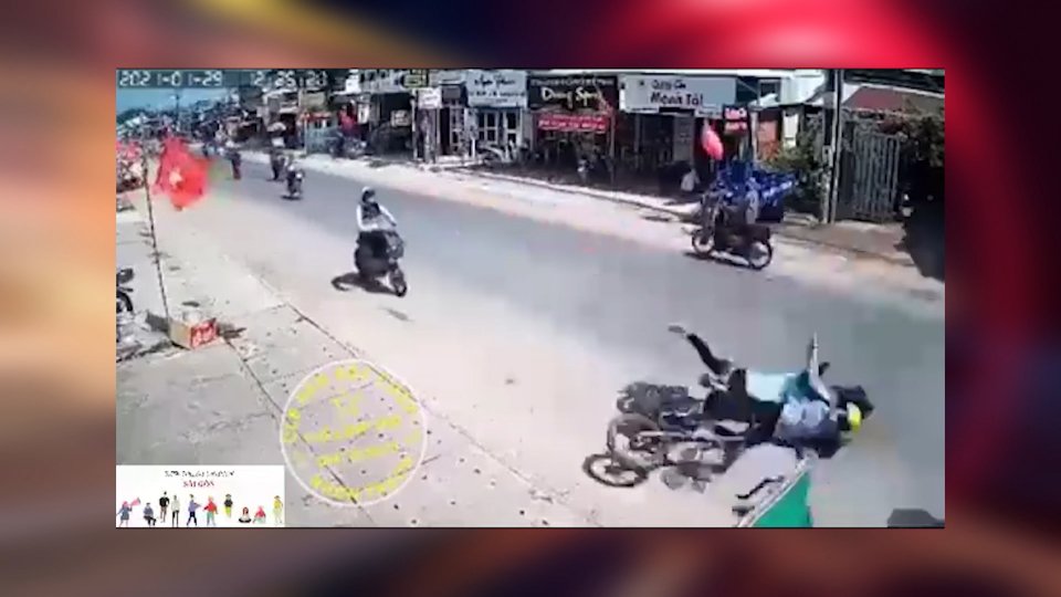 Bản tin 100 độ: Cướp táo tợn giật đồ, kéo ngã 2 nữ sinh xuống đường ở Đồng Nai