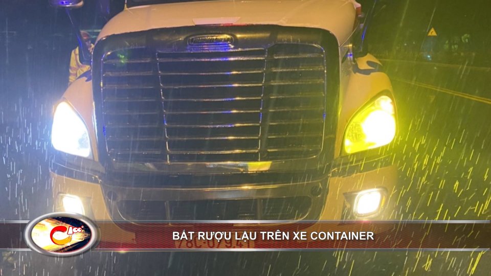 Bản tin 100 độ ngày 1-1-2021: Bắt rượu lậu trên xe container
