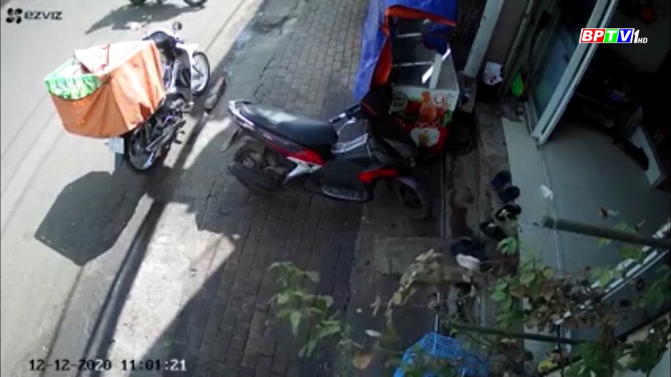 Bản tin 100 độ ngày 12-12: Truy tìm 2 đối tượng “đá xế” của anh shipper