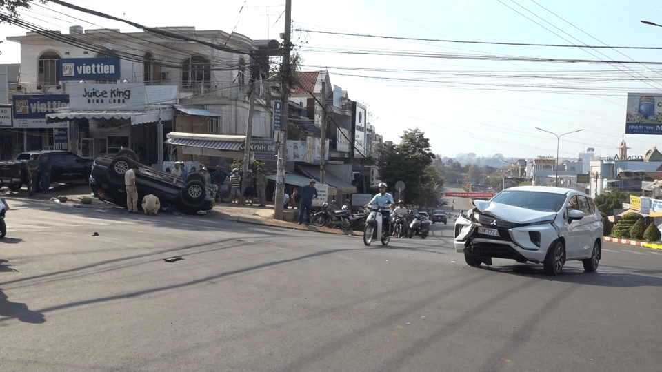 Bản tin 100 độ ngày 15-1-2021: Hai xe 7 chỗ tông nhau, 6 người bị thương