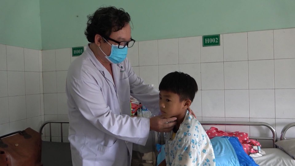 Bản tin 100 độ ngày 16-12: Uống thuốc chưa bóc vỏ, bé trai phải nhập viện