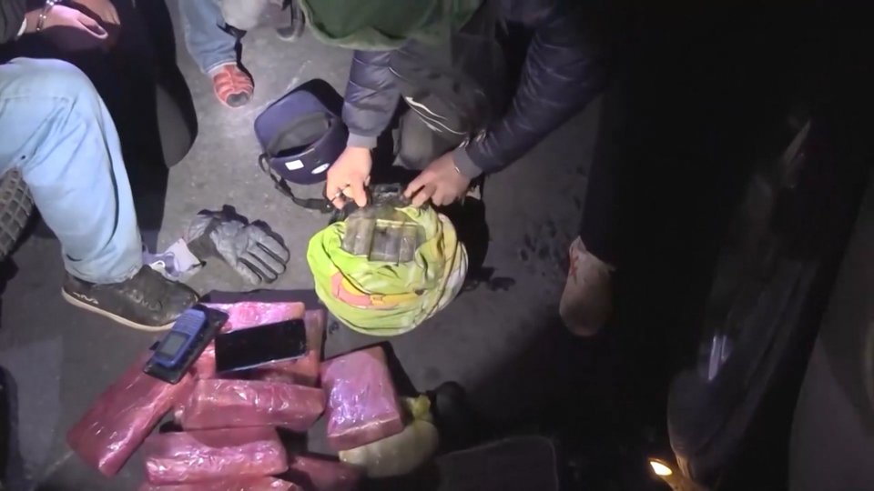 Bản tin 100 độ ngày 4-1-2021: Trinh sát khống chế nhóm học sinh vận chuyển heroin