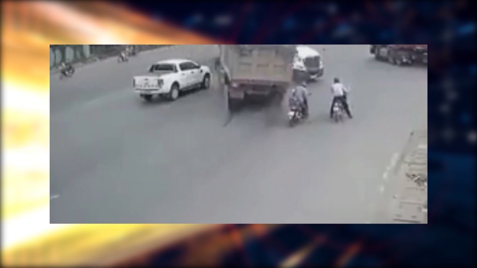 Bản tin 100 độ ngày 8-1-2021: Màn bẻ lái "đỉnh cao" của xe ben tránh tai nạn 