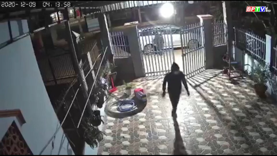 Bản tin 100 độ ngày 9-12: Nhóm trộm đi xe ô tô cắt khóa nhà dân tháo chạy khi “bị động”