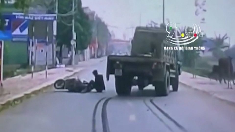 Bản tin 100 độ:  Xe tải phanh kịp thời cứu người ngã xe