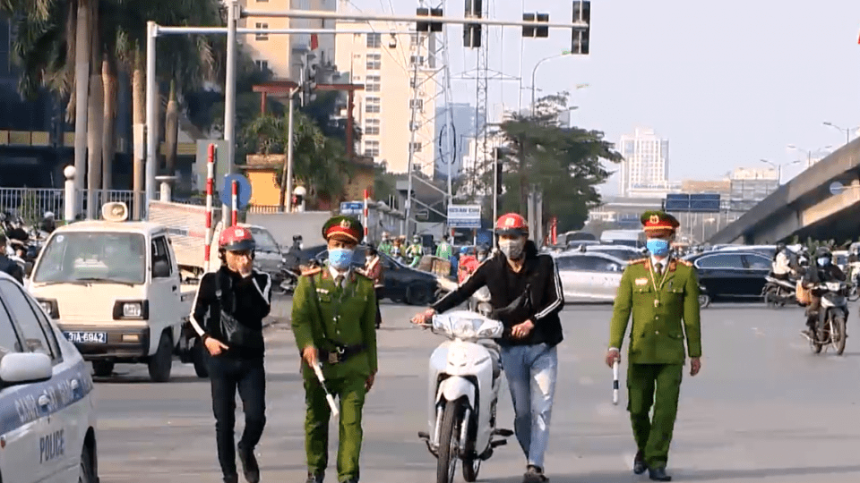 Đeo khẩu trang nơi công cộng: Nơi nghiêm túc, chỗ thờ ơ