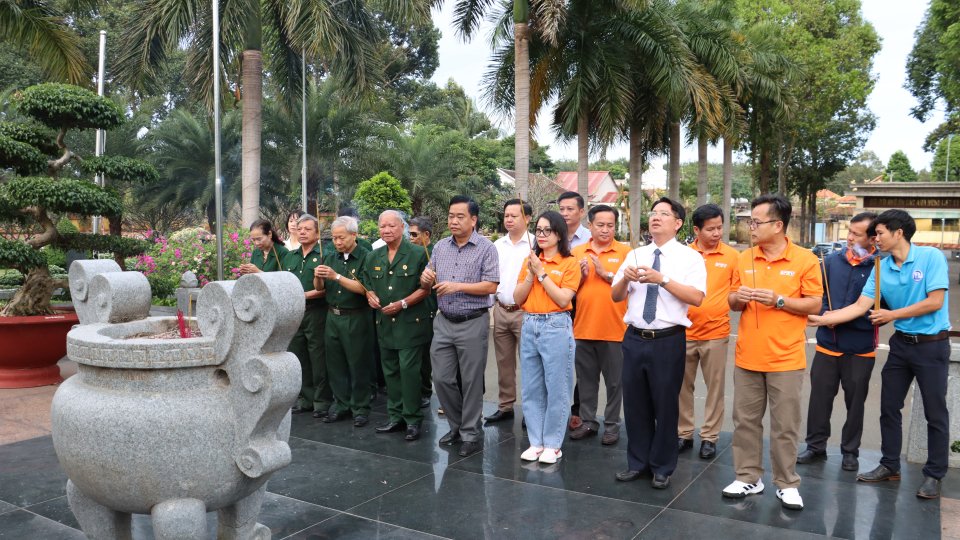 Ban tổ chức giải “Bình Phước marathon - Trường Tươi Group lần thứ I, năm 2023” viếng nghĩa trang thị xã Phước Long