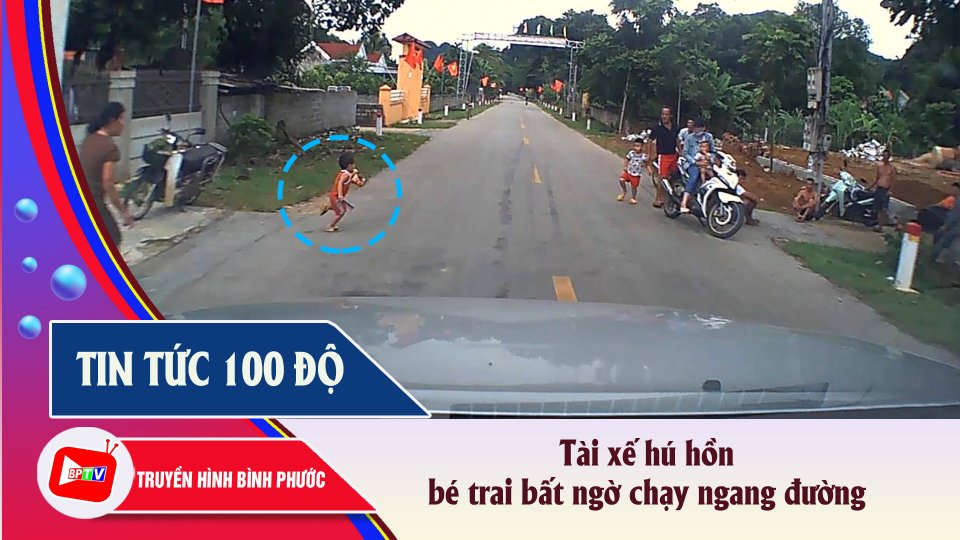 Bé trai 2 tuổi bất ngờ lao sang đường, xe ô tô phanh cháy bánh |Tin tức 100 độ |BPTV