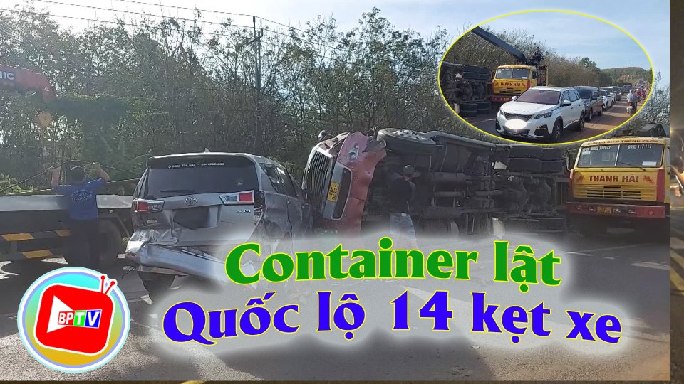 Bình Phước: Container lật sau va chạm với xe 7 chỗ, quốc lộ 14 kẹt xe kéo dài