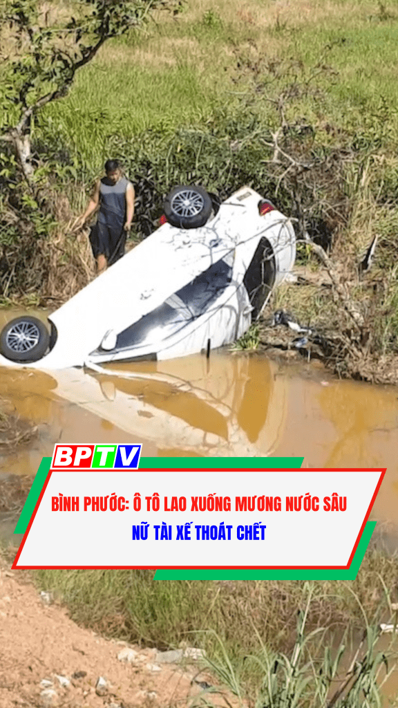 B&igrave;nh Phước: &Ocirc; t&ocirc; lao xuống mương nước s&acirc;u, nữ t&agrave;i xế tho&aacute;t chết #shorts