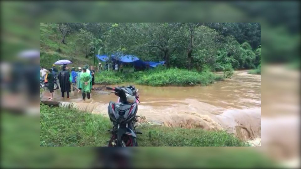 Bình Phước: Qua cầu khi mưa lớn, nam thanh niên bị nước lũ cuốn trôi mất tích