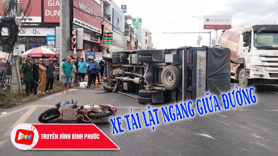 Bình Phước: Tai nạn giao thông, xe tải lật ngang giữa đường |BPTV