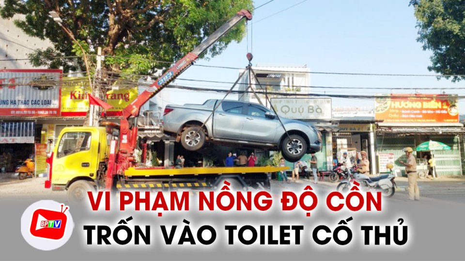 Bình Phước: Thấy chốt kiểm tra nồng độ cồn, tài xế ô tô chạy vào toilet để cố thủ |BPTV