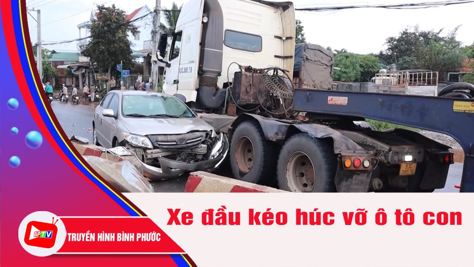 Bình Phước: Xe đầu kéo húc vỡ ô tô con, tông đổ dải phân cách | BPTV