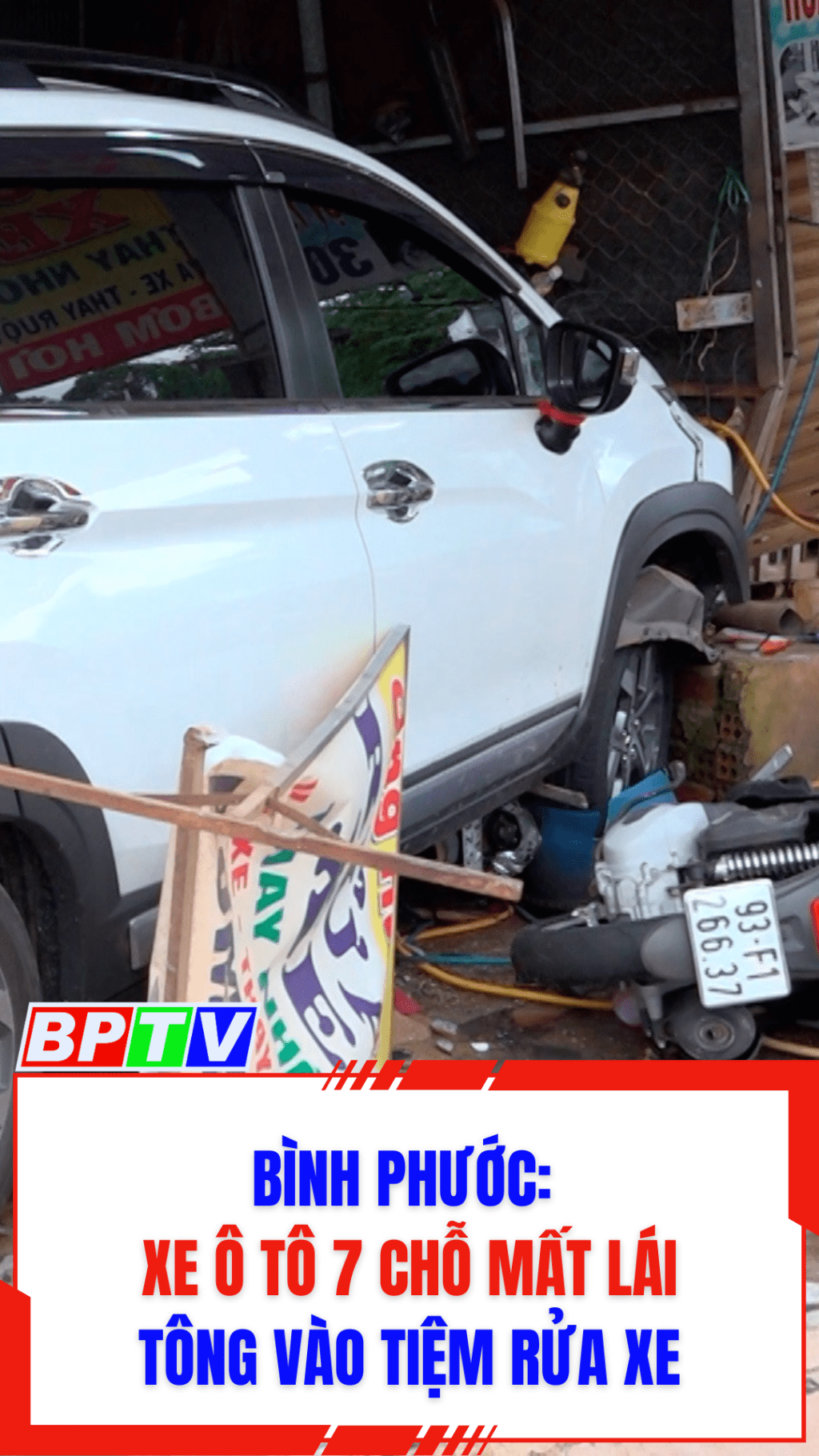 B&igrave;nh Phước: Xe &ocirc; t&ocirc; 7 chỗ mất l&aacute;i, t&ocirc;ng v&agrave;o tiệm rửa xe #shorts