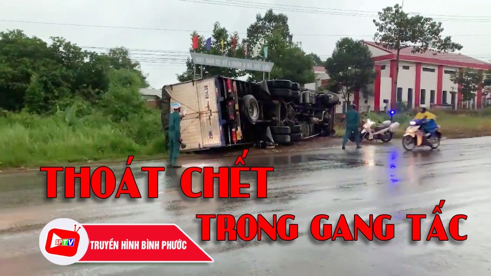 Bình Phước: Xe tải lật đè xe máy, người đàn ông thoát chết trong gang tấc |BPTV