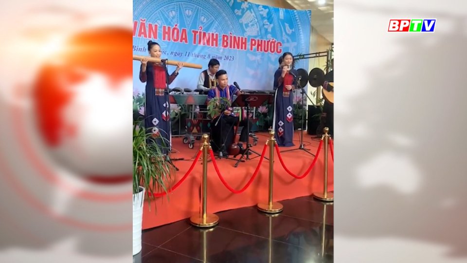 Các đại biểu thưởng thức âm thanh rộn ràng của tiếng đàn đá tại Hội nghị văn hóa tỉnh Bình Phước năm 2023