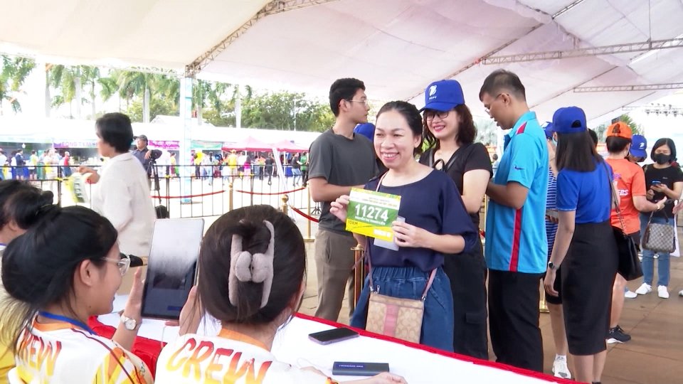 Các gia đình hào hứng làm thủ tục trước giờ thi đấu marathon