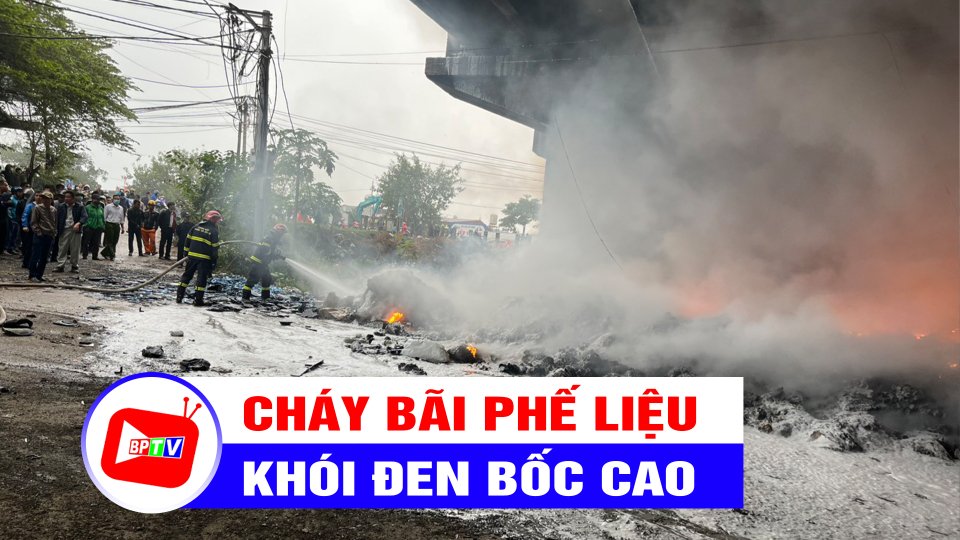 Cháy bãi phế liệu gầm cầu Thăng Long, khói đen bốc cao hàng chục mét | BPTV