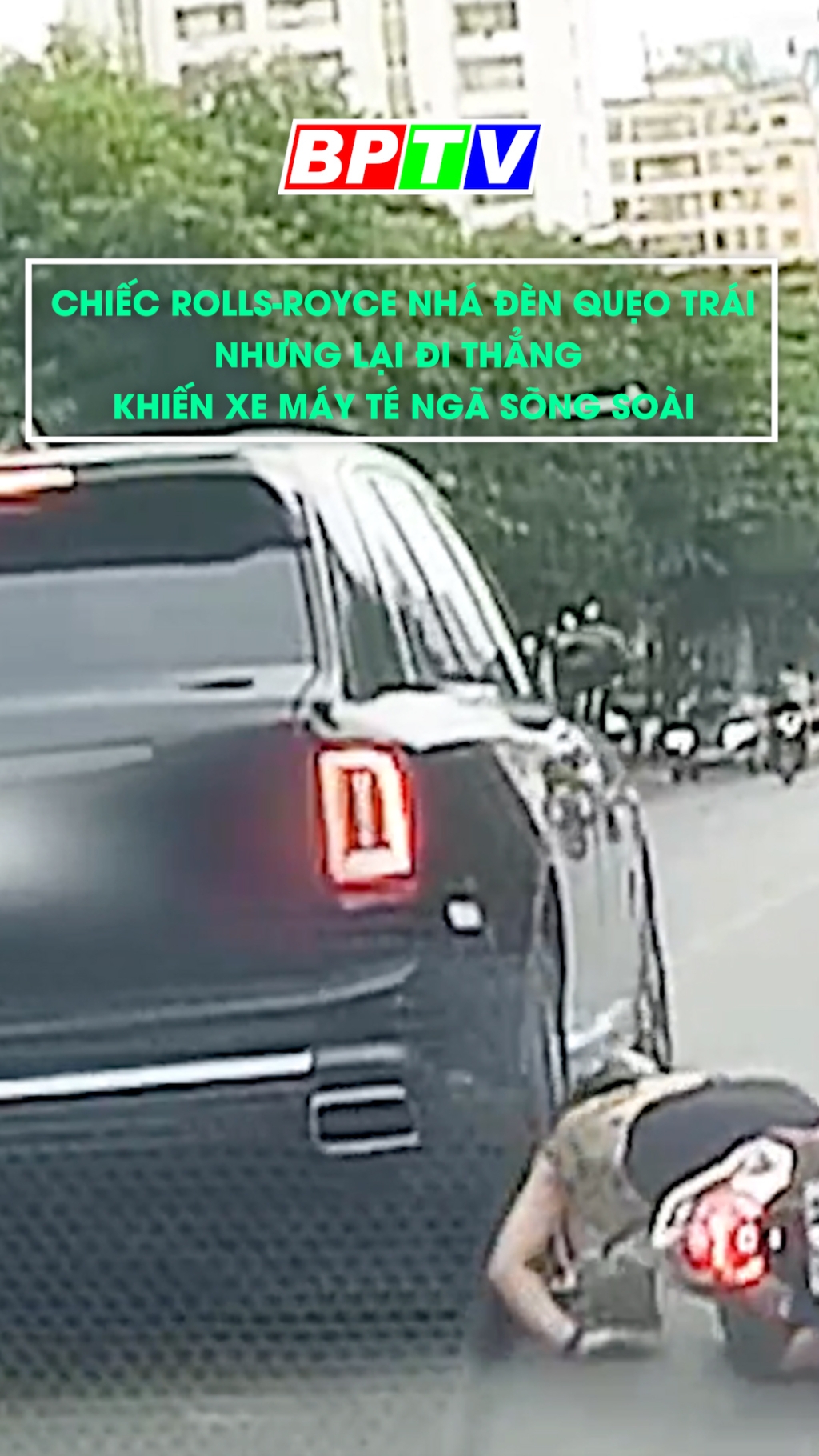 Chiếc Rolls-Royce nh&aacute; đ&egrave;n quẹo tr&aacute;i nhưng lại đi thẳng khiến xe m&aacute;y t&eacute; ng&atilde; s&otilde;ng so&agrave;i #shorts