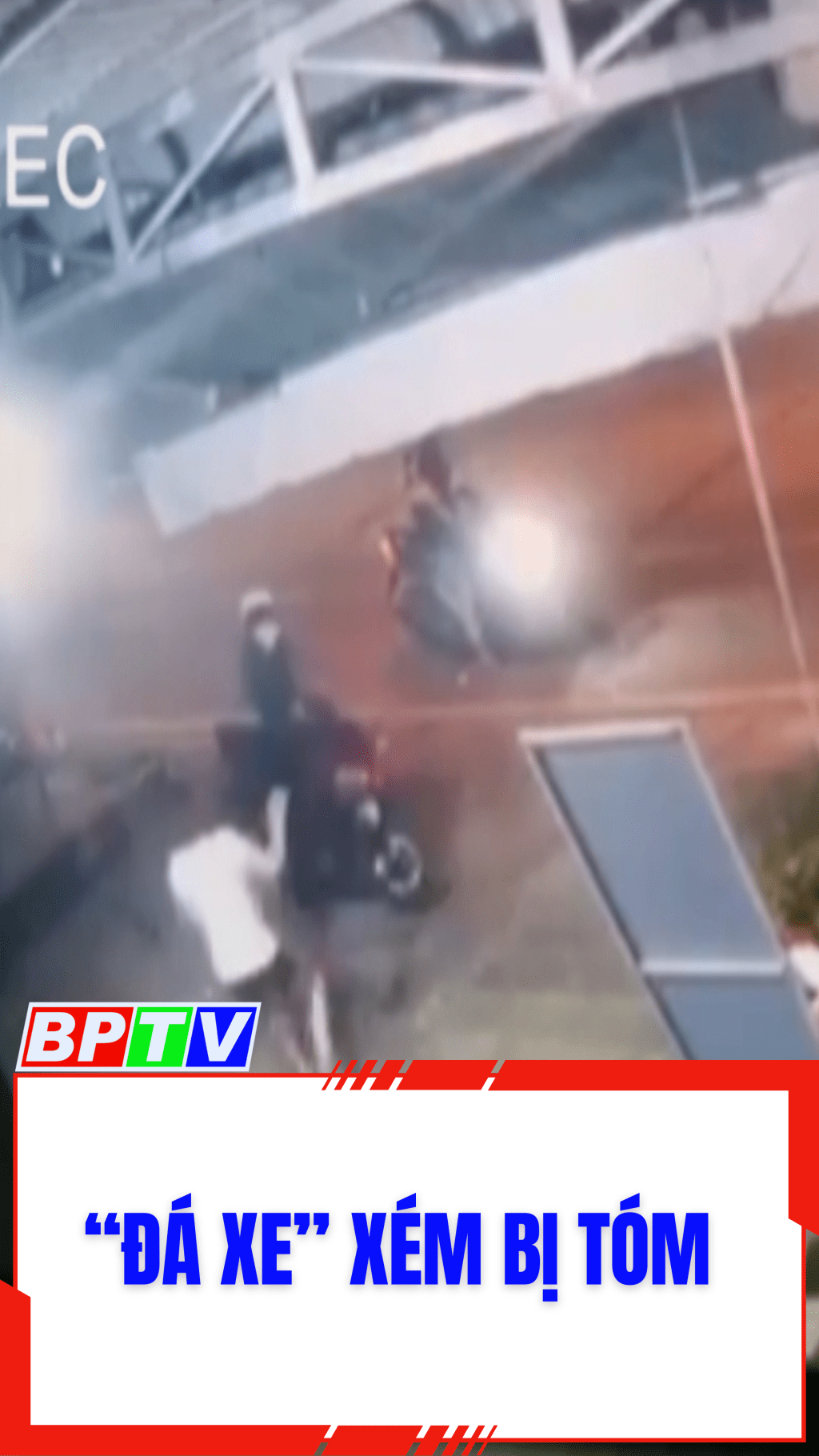 &ldquo;Đ&aacute; xe&rdquo; x&eacute;m bị t&oacute;m #shorts