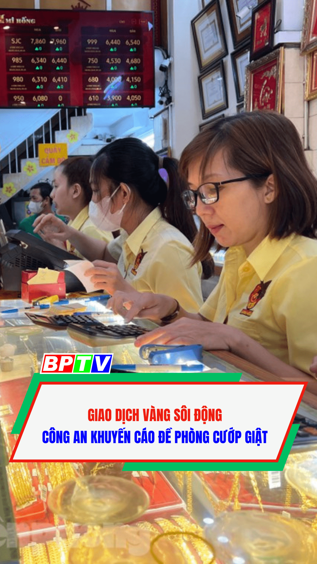 Giao dịch v&agrave;ng s&ocirc;i động, c&ocirc;ng an khuyến c&aacute;o đề ph&ograve;ng cướp giật #shorts