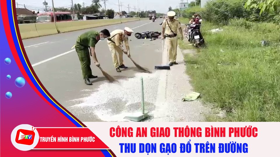 Hình ảnh đẹp: Công an giao thông Bình Phước thu dọn gạo đổ trên đường |BPTV