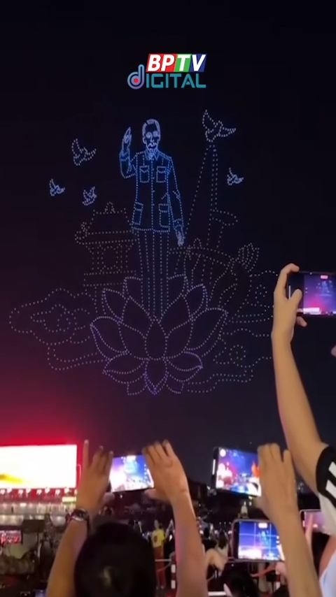 Hoành tráng, mãn nhãn màn tổng duyệt trình diễn 10.500 drone mừng đại lễ 30/4  #shorts