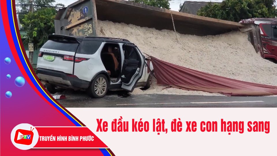 KINH HÃI: Xe đầu kéo chở cát lật, đè ô tô hạng sang | BPTV
