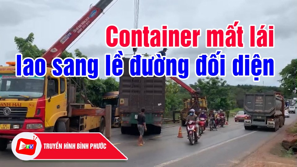Kinh hoàng container mất lái, lao sang lề đường đối diện |BPTV