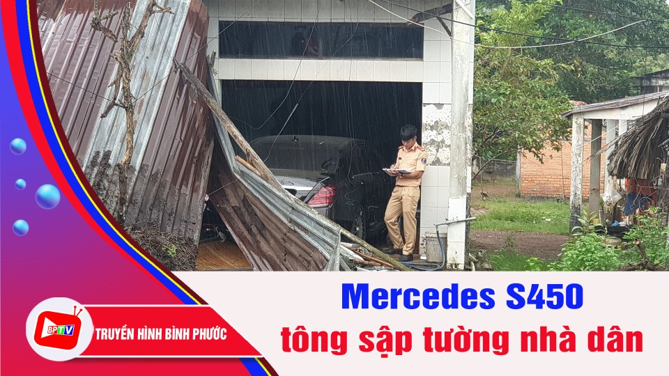 Mercedes S450 lao thẳng vào nhà dân, tông sập tường | BPTV