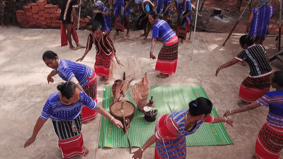 Múa trong lễ mừng cơm mới của người S’tiêng 