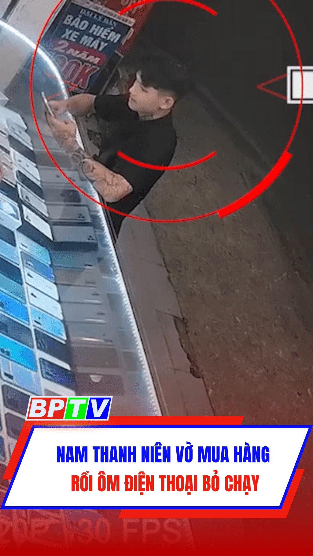 Nam thanh niên vờ mua hàng rồi ôm điện thoại bỏ chạy #shorts
