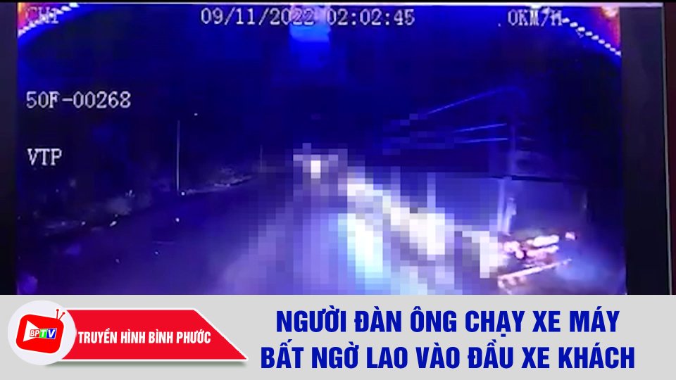 Người đàn ông chạy xe máy bất ngờ lao từ lề đường vào đầu xe khách |BPTV